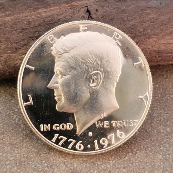 1976 Bicentennial John F. Kennedy 40% Silver Half Dollar Cameo Relief Coin - Picture 1 of 2